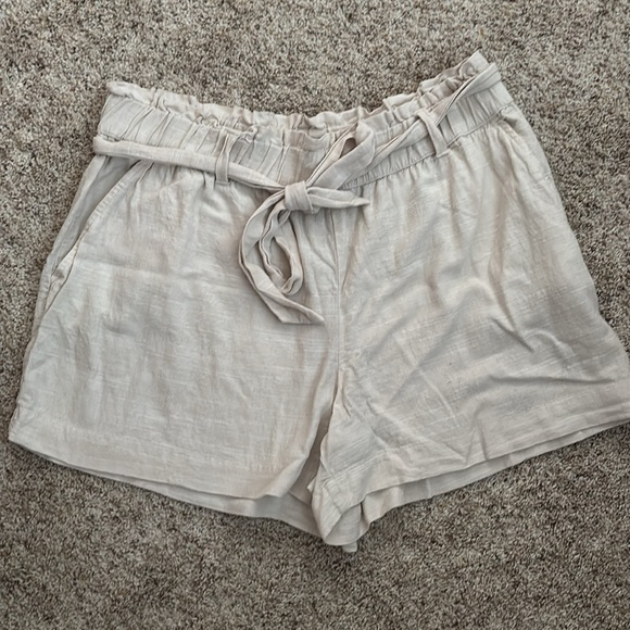 LOFT Pants - LOFT Women's Cream Shorts Paperbag Style High waisted pockets and tie belt
